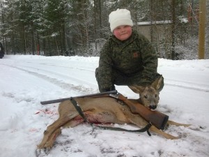 Seuran tulevaisuuskin on turvattu, kun nuorempaakin polvea on innokkaana jahdissa mukana, toki vasta kannustajan roolissa.       